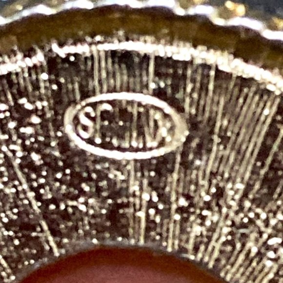 Finely detailed vintage cameo & sparkling bar brooch both signed Sphinx - Picture 5 of 7